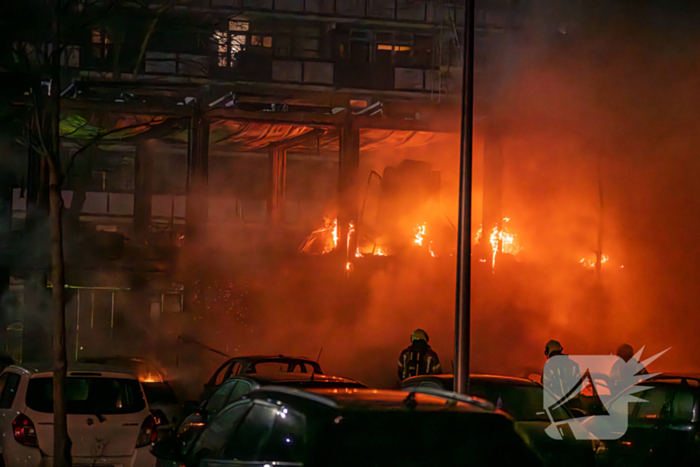 Flatbewoners geëvacueerd wegens grote brand in bouwketens