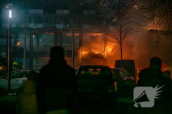 Flatbewoners geëvacueerd wegens grote brand in bouwketens