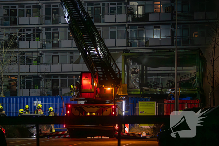 Flatbewoners geëvacueerd wegens grote brand in bouwketens