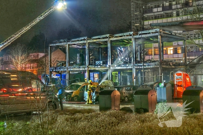 Flatbewoners geëvacueerd wegens grote brand in bouwketens