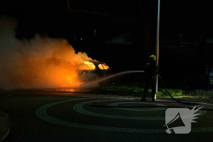 Auto volledig uitgebrand, politie onderzoekt oorzaak