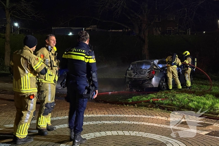 Auto volledig uitgebrand, politie onderzoekt oorzaak