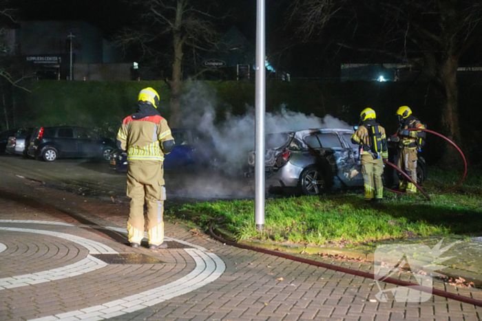 Auto volledig uitgebrand, politie onderzoekt oorzaak