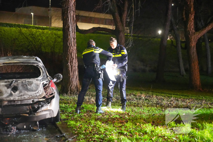 Auto volledig uitgebrand, politie onderzoekt oorzaak