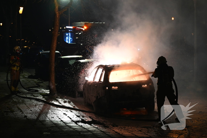 Geparkeerde auto verwoest door brand