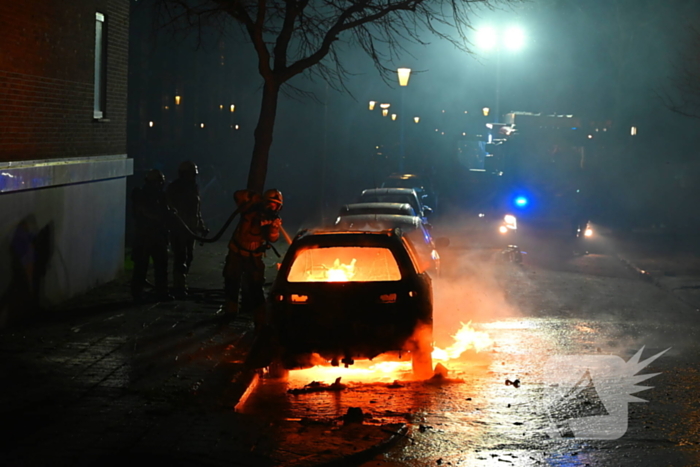 Geparkeerde auto verwoest door brand