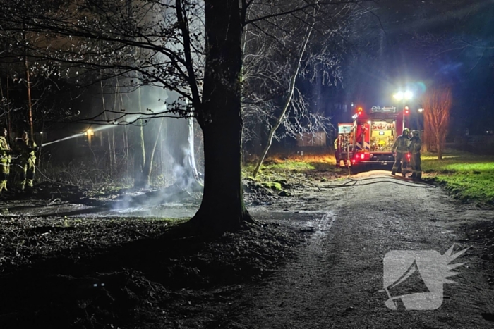 Brandweer zaagt brandende, dode boom om