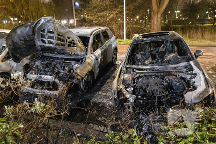 Drie geparkeerde auto's uitgebrand