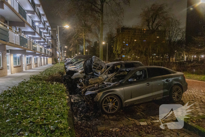 Drie geparkeerde auto's uitgebrand