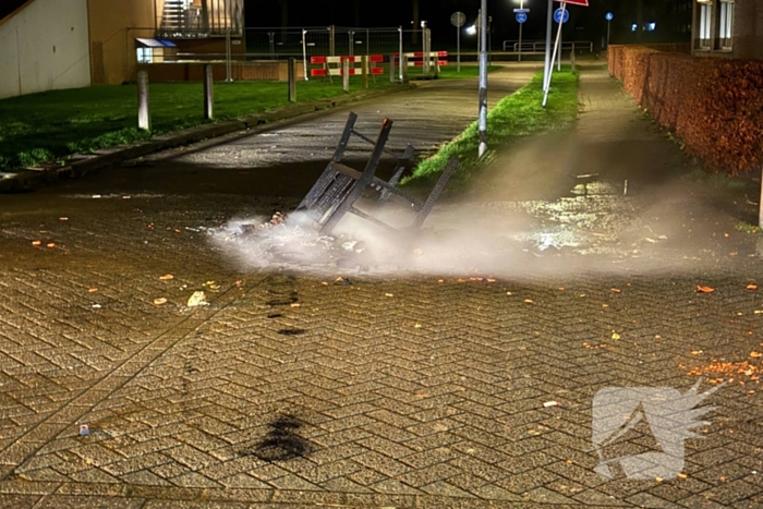 Branden tuinmeubilair geblust door brandweer