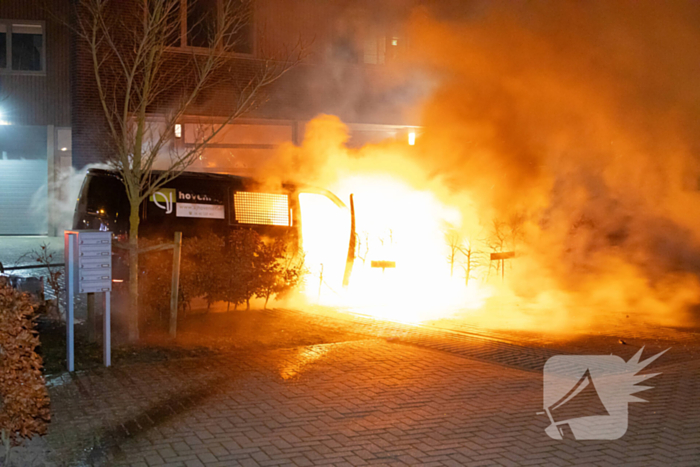 Bestelbus van hoveniersbedrijf door brand verwoest