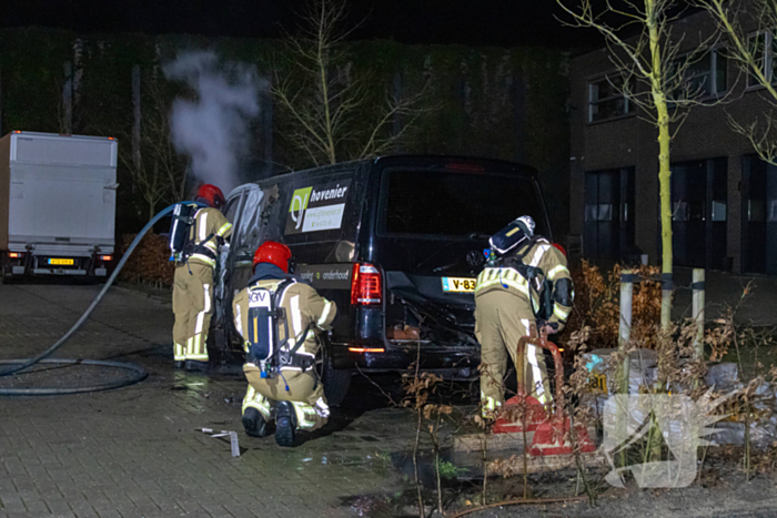 Bestelbus van hoveniersbedrijf door brand verwoest