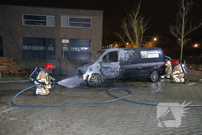 Bestelbus van hoveniersbedrijf door brand verwoest