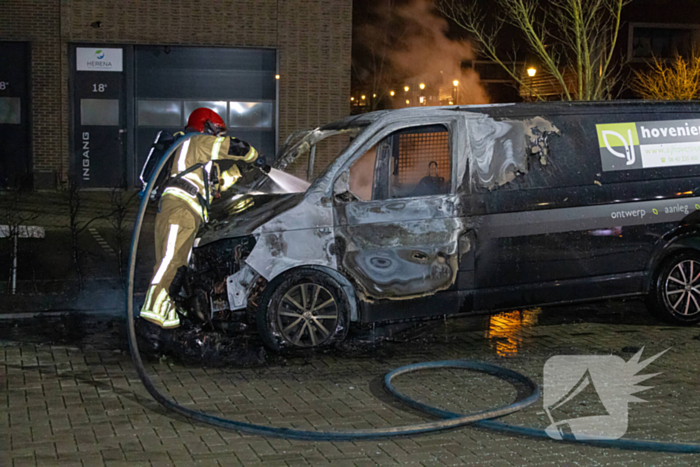 Bestelbus van hoveniersbedrijf door brand verwoest