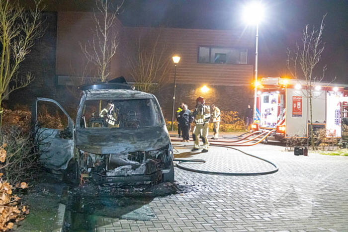 Bestelbus van hoveniersbedrijf door brand verwoest