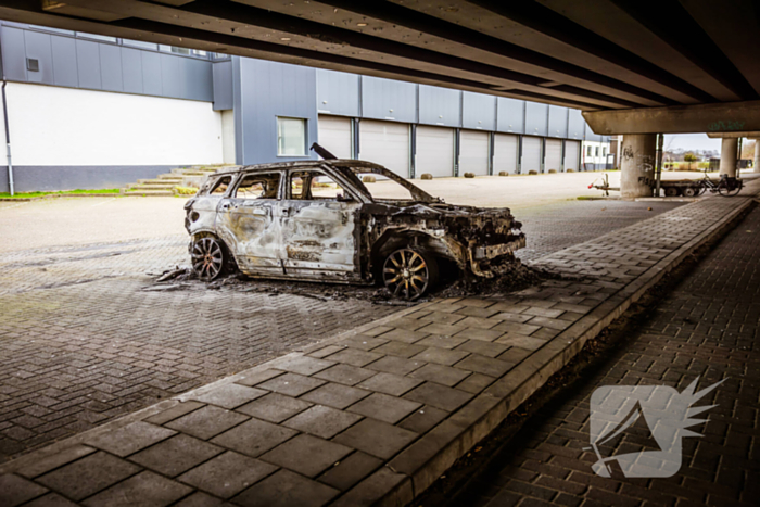 Auto verwoest onder brug