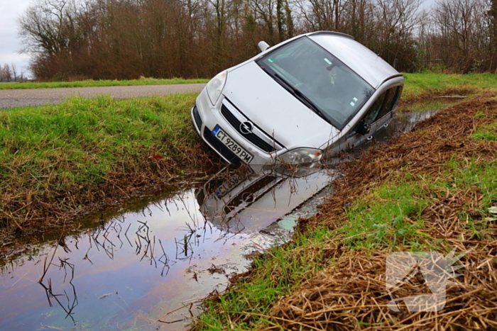 Te water geraakte auto achtergelaten