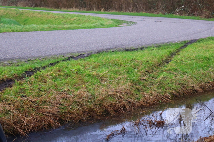 Te water geraakte auto achtergelaten