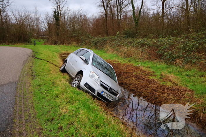 Te water geraakte auto achtergelaten