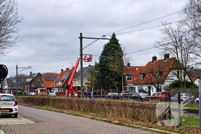 Boom valt tegen woning door harde wind