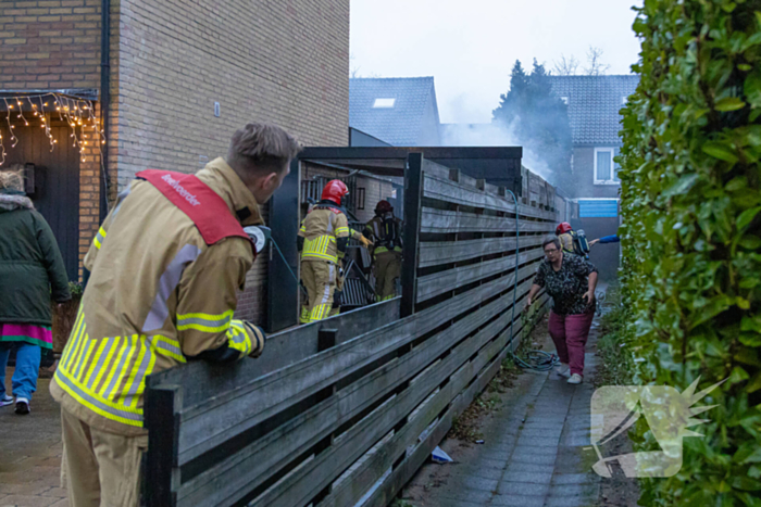 Buren grijpen in bij brand in prullenbak