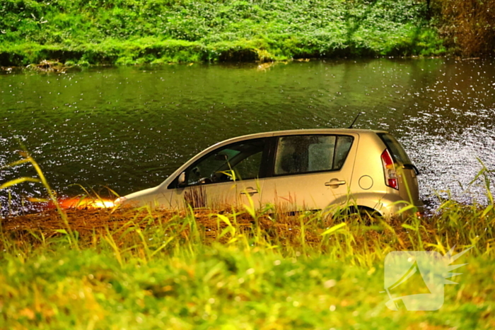 Auto raakt te water