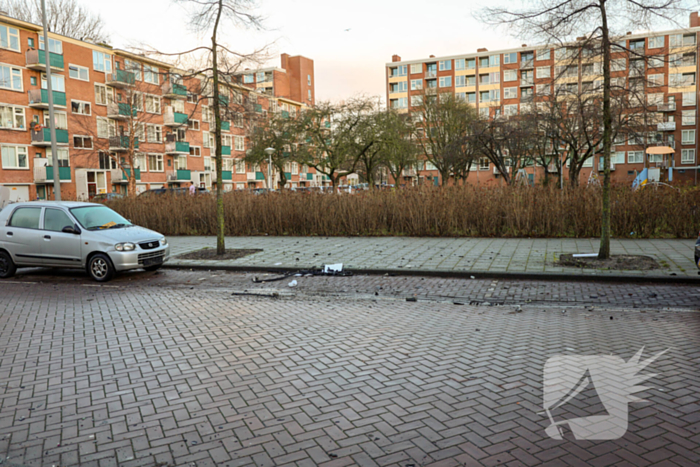 Explosie bij auto veroorzaakt brand en schade