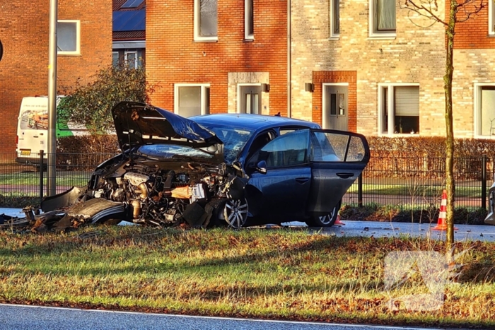 Auto loopt forse schade op na botsing met boom