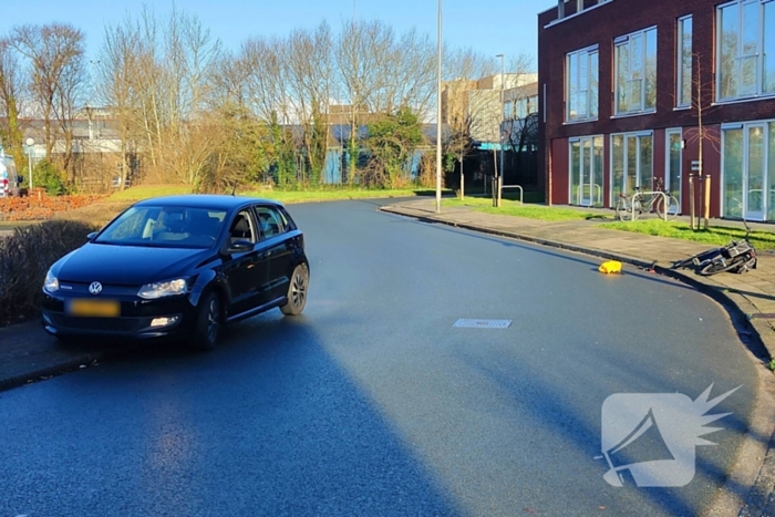 Auto en fietser botsen op elkaar