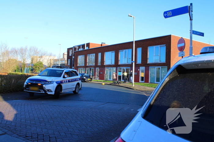 Auto en fietser botsen op elkaar