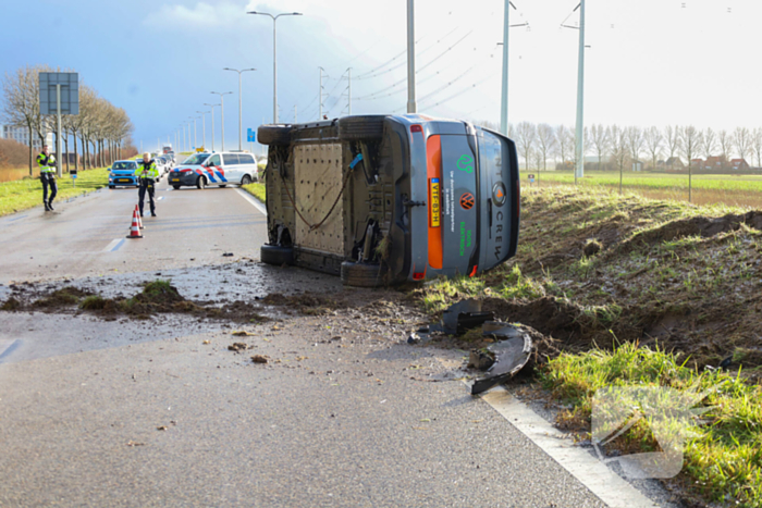 Elektrische bestelbus belandt op zijn kant