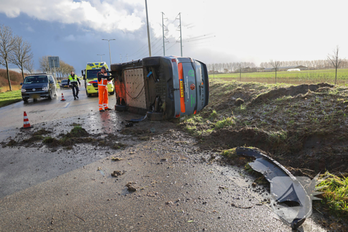 Elektrische bestelbus belandt op zijn kant