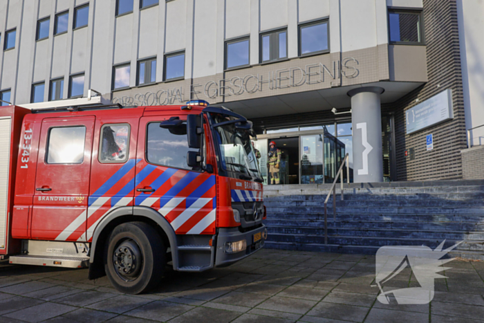 Monteur blust brand zelf tijdens werkzaamheden