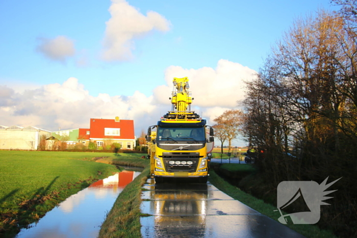 Vrachtwagen kantelt bijna de sloot in