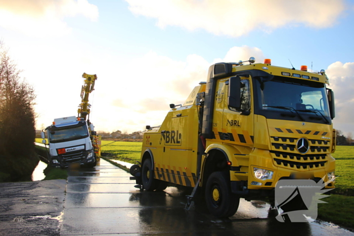 Vrachtwagen kantelt bijna de sloot in