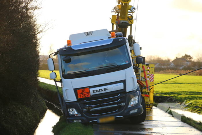 Vrachtwagen kantelt bijna de sloot in