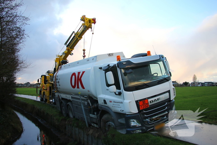 Vrachtwagen kantelt bijna de sloot in