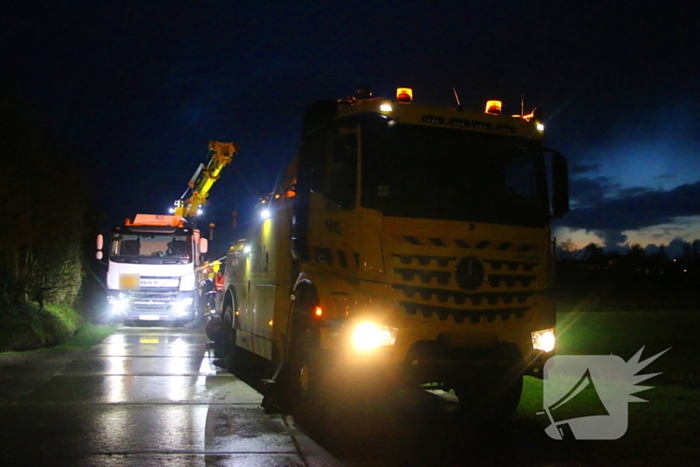 Vrachtwagen kantelt bijna de sloot in