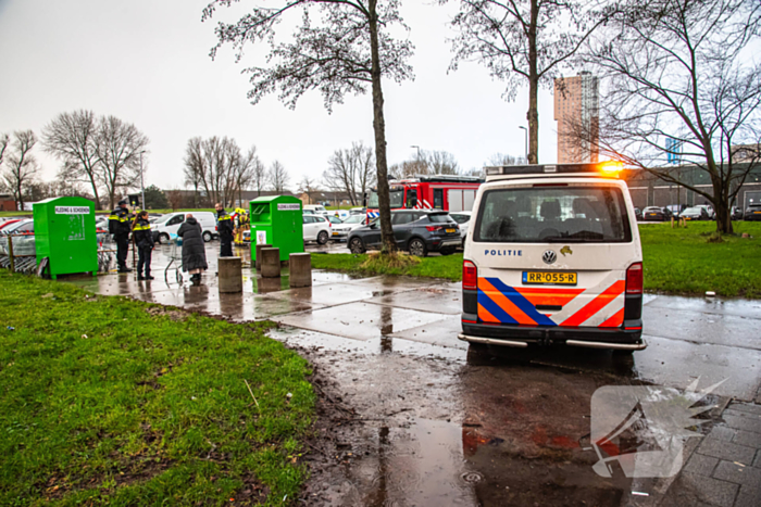 Brandweer onderzoekt rook in elektrische auto