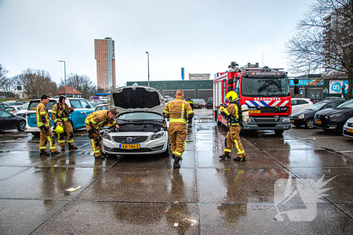 Brandweer onderzoekt rook in elektrische auto