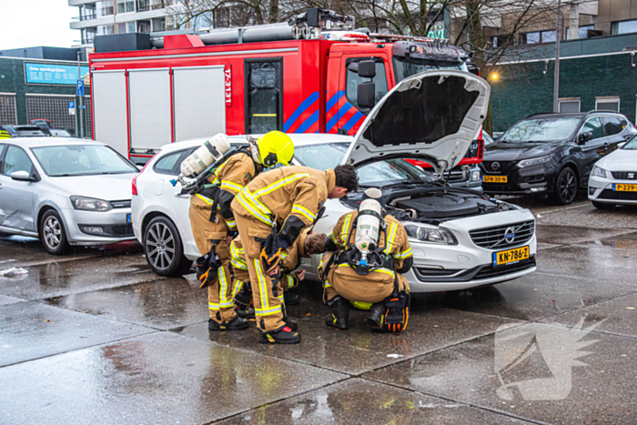 Brandweer onderzoekt rook in elektrische auto