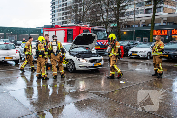 Brandweer onderzoekt rook in elektrische auto