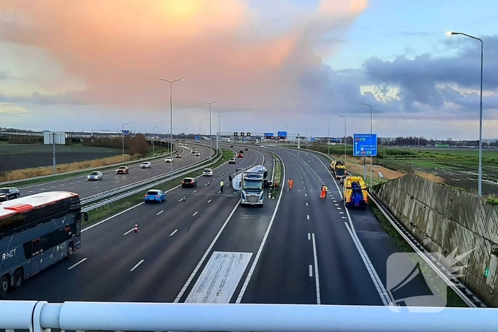 Bulkoplegger kantelt op snelweg