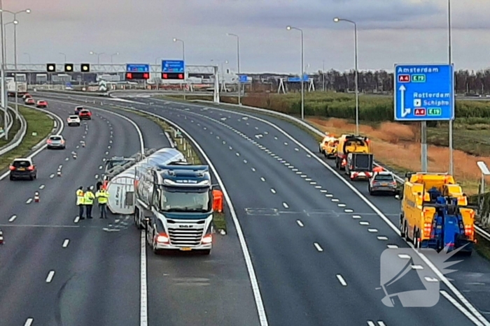 Bulkoplegger kantelt op snelweg