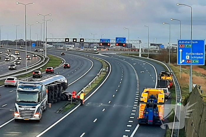 Bulkoplegger kantelt op snelweg