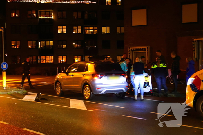 Voetganger gewond bij botsing met autospiegel