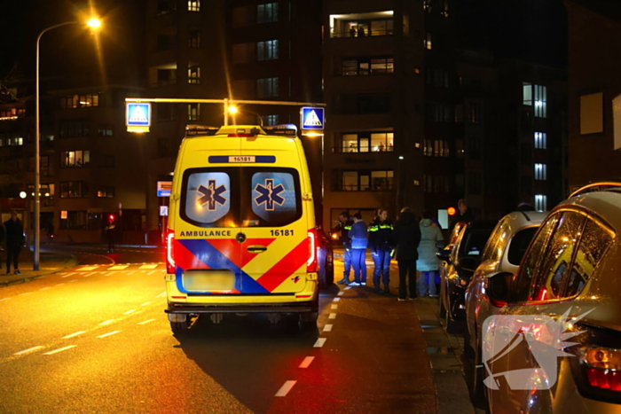 Voetganger gewond bij botsing met autospiegel