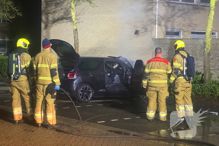 Brandweer blust autobrand