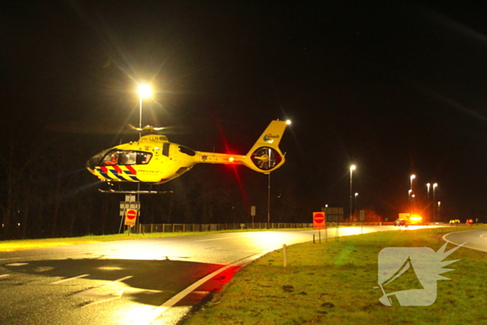 Auto vliegt uit de bocht en belandt op zijkant