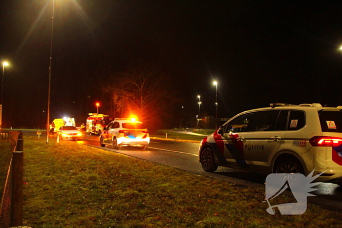 Auto vliegt uit de bocht en belandt op zijkant